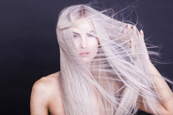 Dağınık uzun düz gri saç 