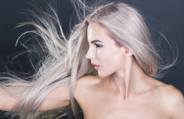 Uçan uzun Menekşe gri saç 