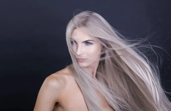 Ritratto di ragazza con lunghi capelli grigi volanti — Foto Stock