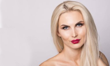 Mavi gözleri ve kırmızı dudaklar