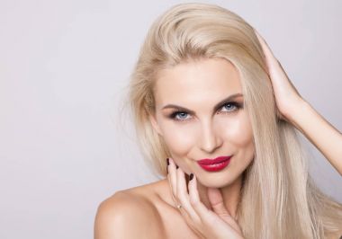 Sevimli gülümseyen sarışın kadın