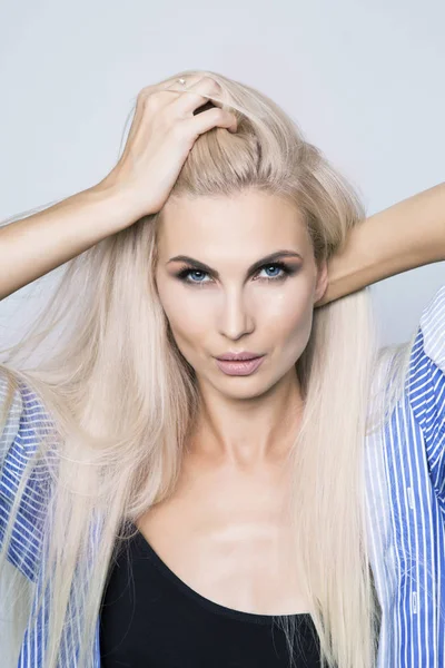 Profesyonel makyaj olan seksi kadın