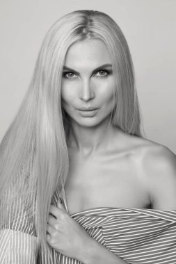 Seksi gözlü çekici sarışın model