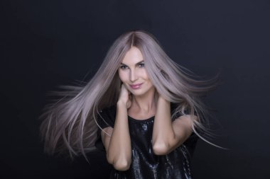 Pürüzsüz uçan saçlı güzel model