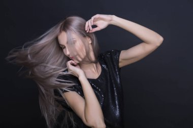 Genç kadın çok güzel uzun uçan saçları ile poz.