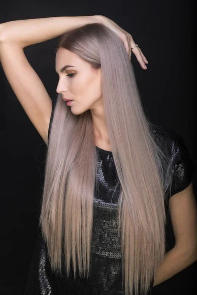 Retrato de una hermosa joven con el pelo largo morado posando , — Foto de Stock