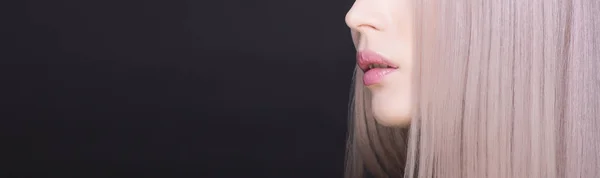 Крупный план розовые губы и фиолетовые волосы — стоковое фото