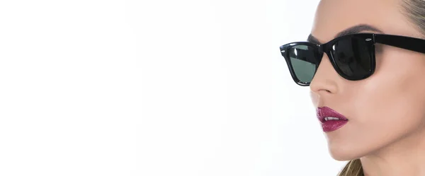 Svarta klassiska glasögon. Vit bakgrund. — Stockfoto