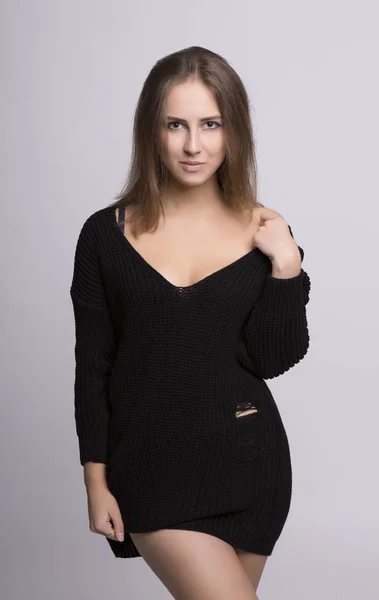 Oversize-Model posiert im schwarzen Pullover — Stockfoto