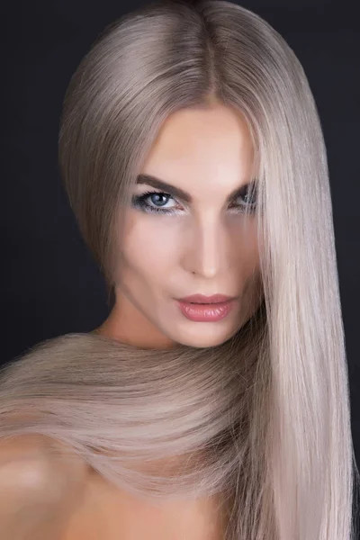 Retrato de uma menina com cabelo loiro longo — Fotografia de Stock