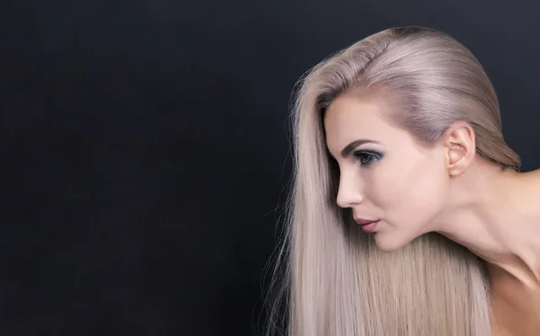 Modische Aufnahme eines schönen lila blonden Mädchens — Stockfoto