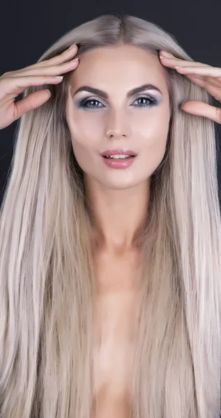 Porträt einer Dame mit langen grauen Haaren — Stockfoto