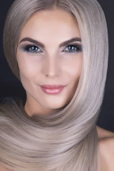 İskandinav trendy bak. Mor soğuk sarışın.