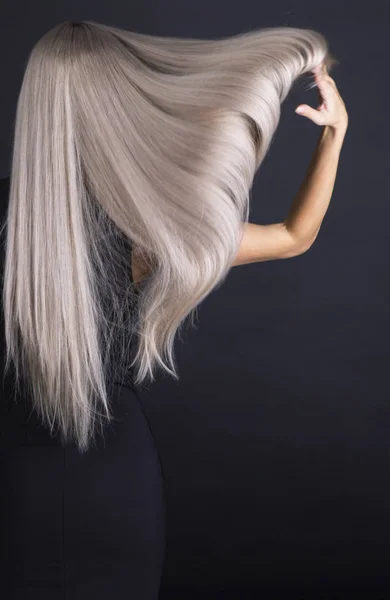 Lange glatte blonde Haare in Bewegung — Stockfoto