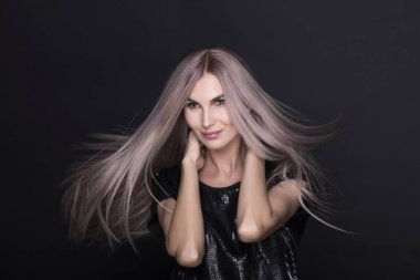 Pürüzsüz uçan saçlı güzel genç model