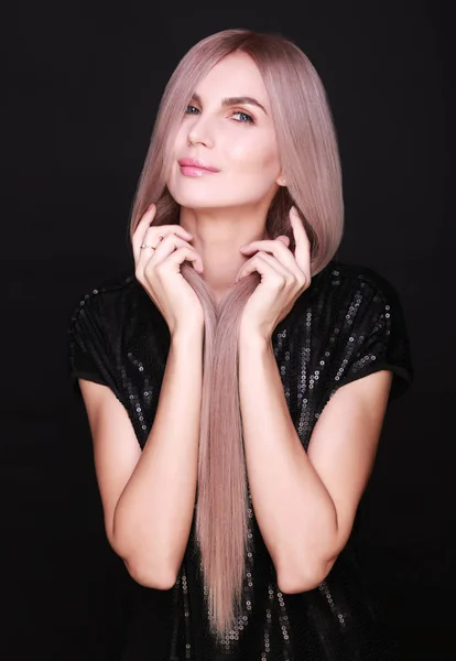 Porträt einer schönen Frau mit natürlichem Make-up und langen Haaren — Stockfoto