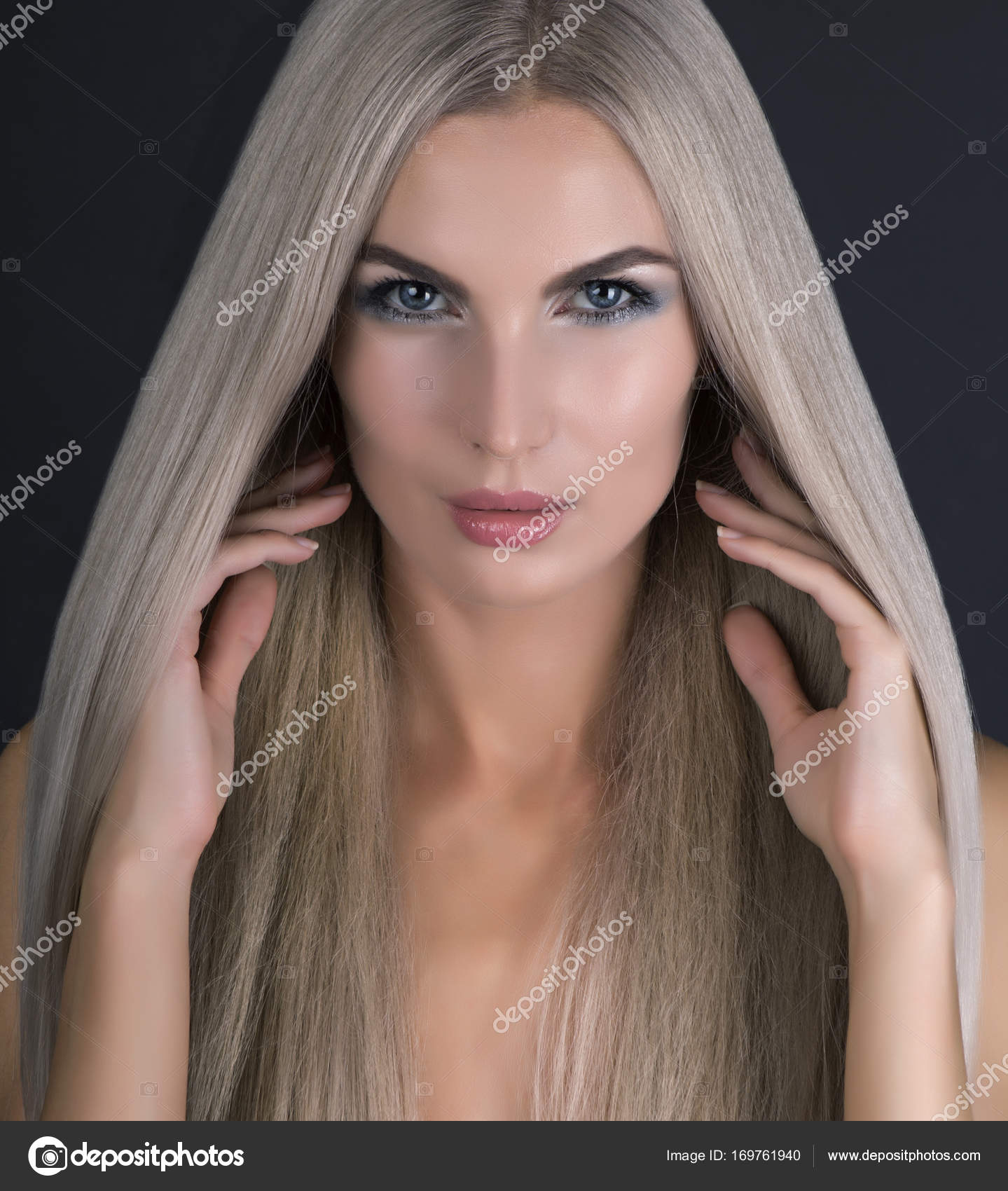 Menina branca com olhos azuis e cabelos grisalhos — Foto © maxanner  #169761940, image size:1439x1700