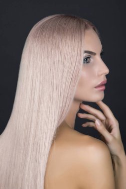Yumuşak pembe sarı saçlı bir kız profili.
