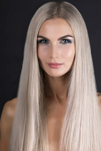 Chica escandinava con perfecto pelo gris liso — Foto de Stock