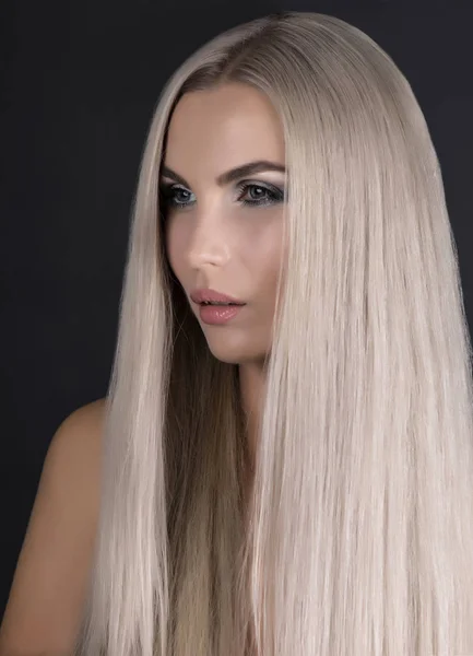 Menina olhar escandinavo com cabelos grisalhos — Fotografia de Stock
