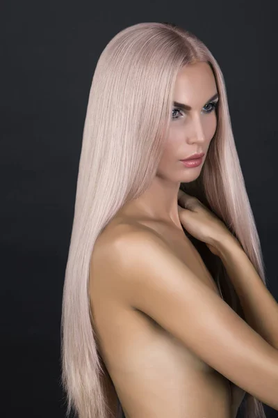 Modelo com aspecto de boneca. Longo cabelo liso rosa frio . — Fotografia de Stock