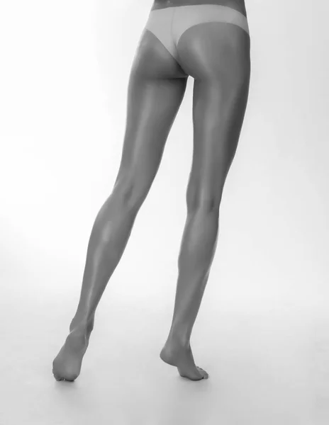 Ідеальні довгі ноги, монохромний знімок — стокове фото