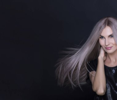 Güzel model pürüzsüz uçan saçlı. Portre vurdu.