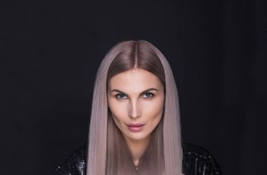 Bu güzel hanımla uzun düz trendy sarışın saç