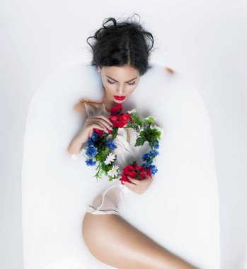 Seksi esmer modelinde çiçek taç ile süt banyosu