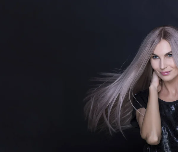 Hermosa modelo con el pelo suave y volador. Retrato plano . — Foto de Stock