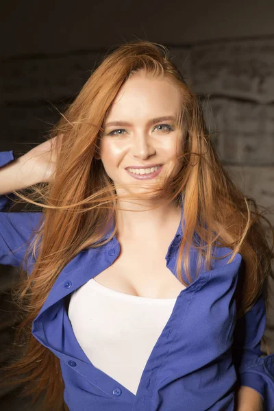 Cabelo vermelho longo e um sorriso incrível — Fotografia de Stock