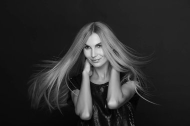 Ateş güzel model saçlı pürüzsüz uçan, tek renkli