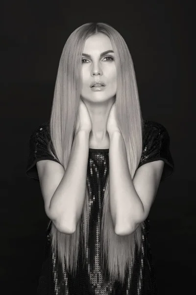 ショット滑らかな髪、モノクロの美しいモデル — ストック写真