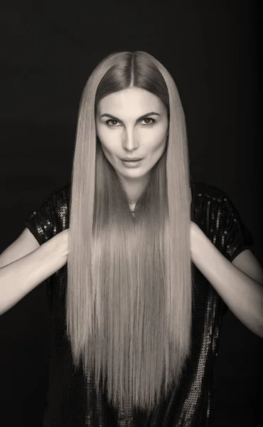 Beautiful woman with long straight hairs, monochrome shot — Stock Photo, Image