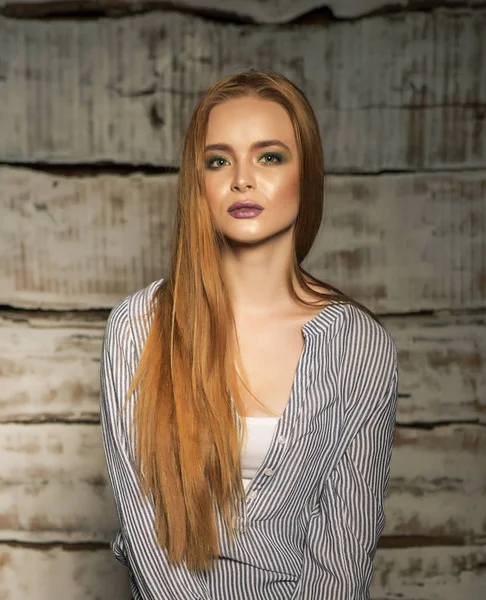 Retrato de uma jovem mulher ruiva de cabelos compridos — Fotografia de Stock