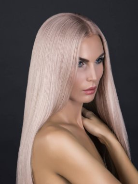 Bebek görünümlü model. Uzun soğuk pembe smoothy saç.