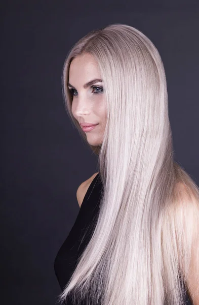 Menina bonita com cabelo loiro frio liso longo — Fotografia de Stock