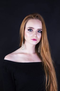 Güzel bir zencefil uzun saçlı kız portresi 