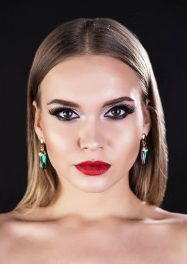 Güzel model yeşil aksesuarları ile ve güzel makyaj