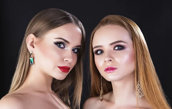 Two girls with professional make up posing together — Stock Photo, Image