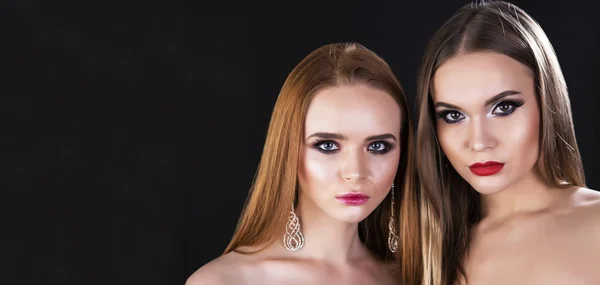 Sexy dos chicas con maquillaje de noche — Foto de Stock