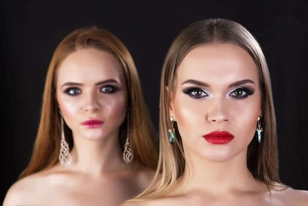 Twee mooie modellen met professionele make-up — Stockfoto