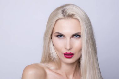 Kırmızı dudaklar ile seksi görünümlü sarışın model.