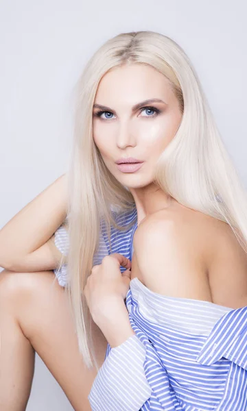 Platinum chic gefärbte lange Haare. elegante erwachsene Frau mit sexy B — Stockfoto