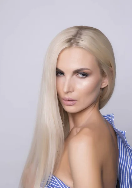 Sexy Schulter mit weich gebräunter Haut. Platinblond gerade ha — Stockfoto