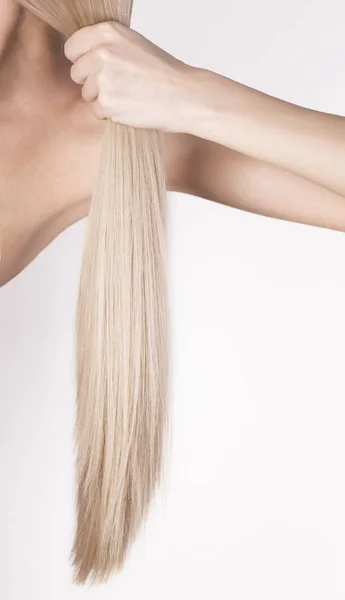 Gezonde platina blonde haren in een verhaal. Meisje haar haren in bedrijf — Stockfoto