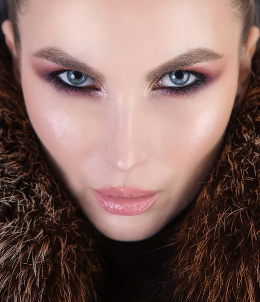 Chic portrait shot of a girl with strong makeup and fur — Stock Photo, Image