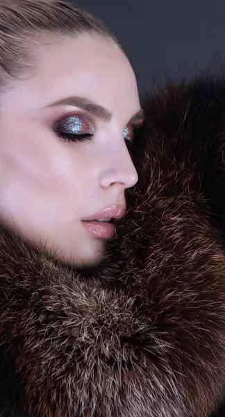 Sensual portrait shot of a woman with professional dark make up — Stock Photo, Image