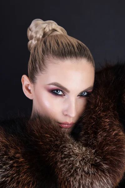 Sexy Porträt einer Dame mit hübschem Make-up, die Pelz trägt — Stockfoto