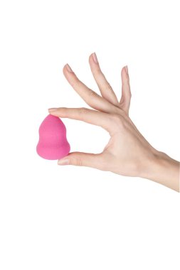 Dişinin el bir pembe güzellik sünger tutarak kapatmak.